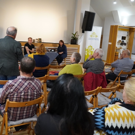 Dokumentacja fotograficzna ze spotkania autorskiego z dr. Michalelem Morysem-Twarowskim w Beskidzkim Domu Zielin "Przytulia"